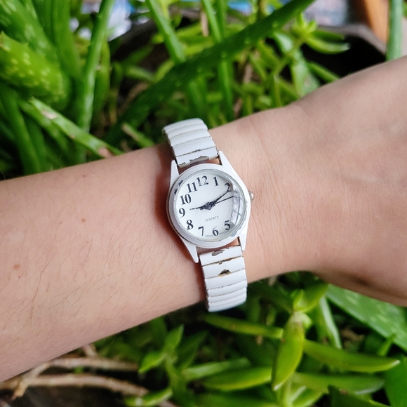 Vintage White Quartz Stretch Watch - Picture 2 of 8